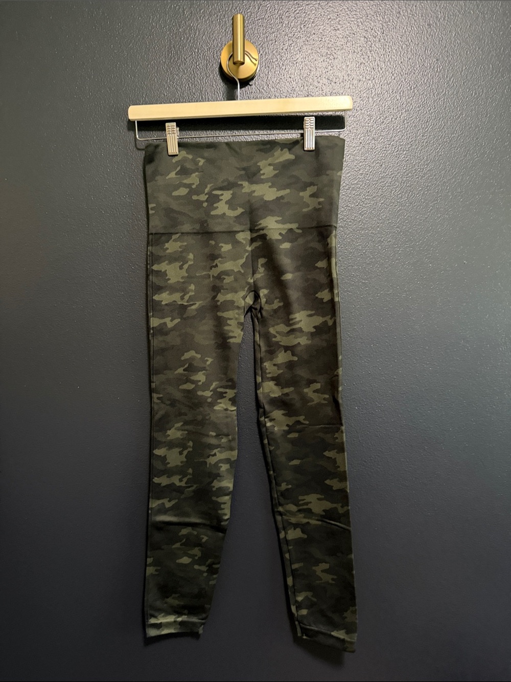 SPANX Look At Me Now Seamless Camo Leggings Green Large
